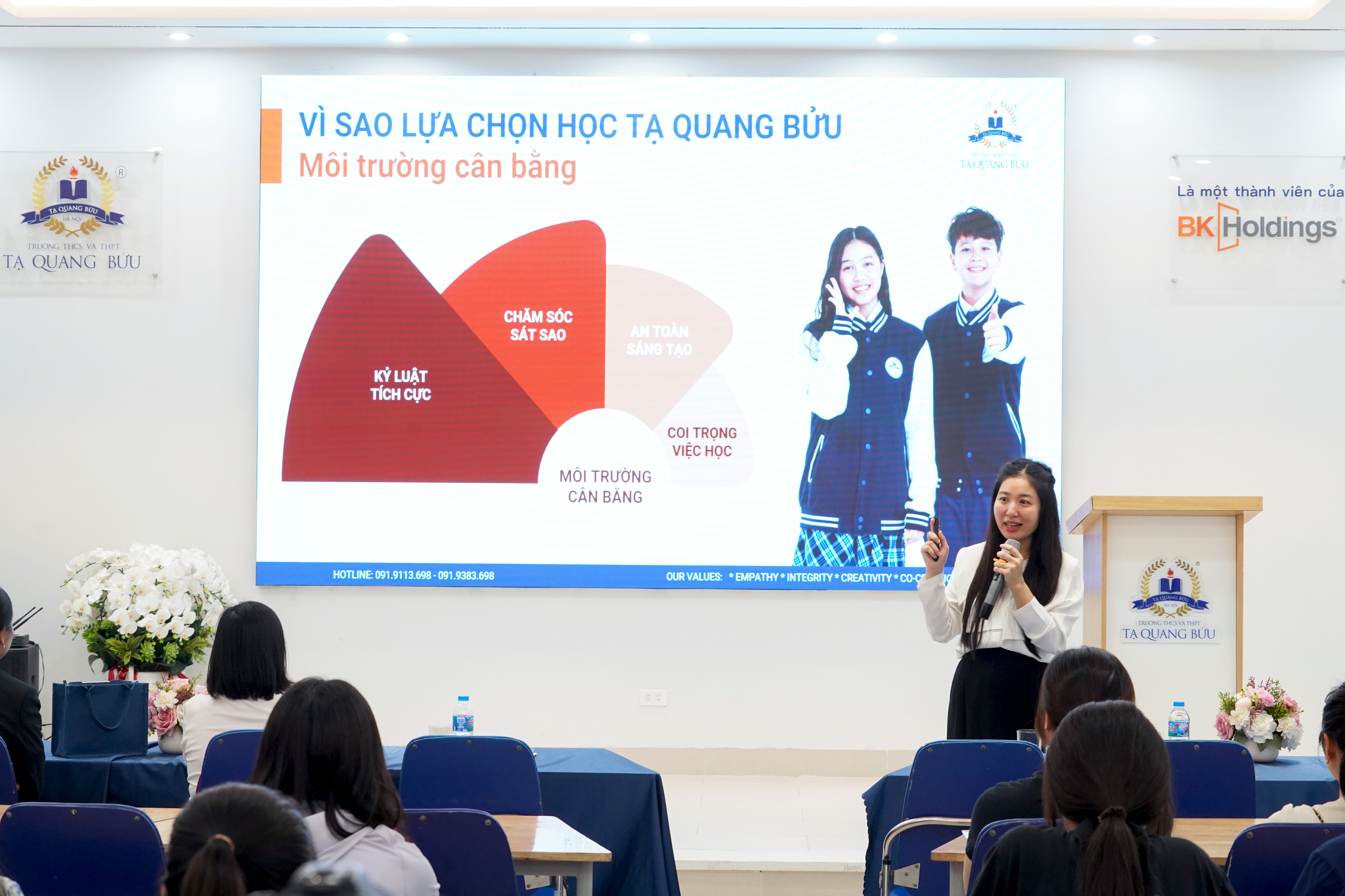 Cô Đào Thị Tươi - Phó hiệu trưởng Nhà trường chia sẻ trong buổi hội thảo.