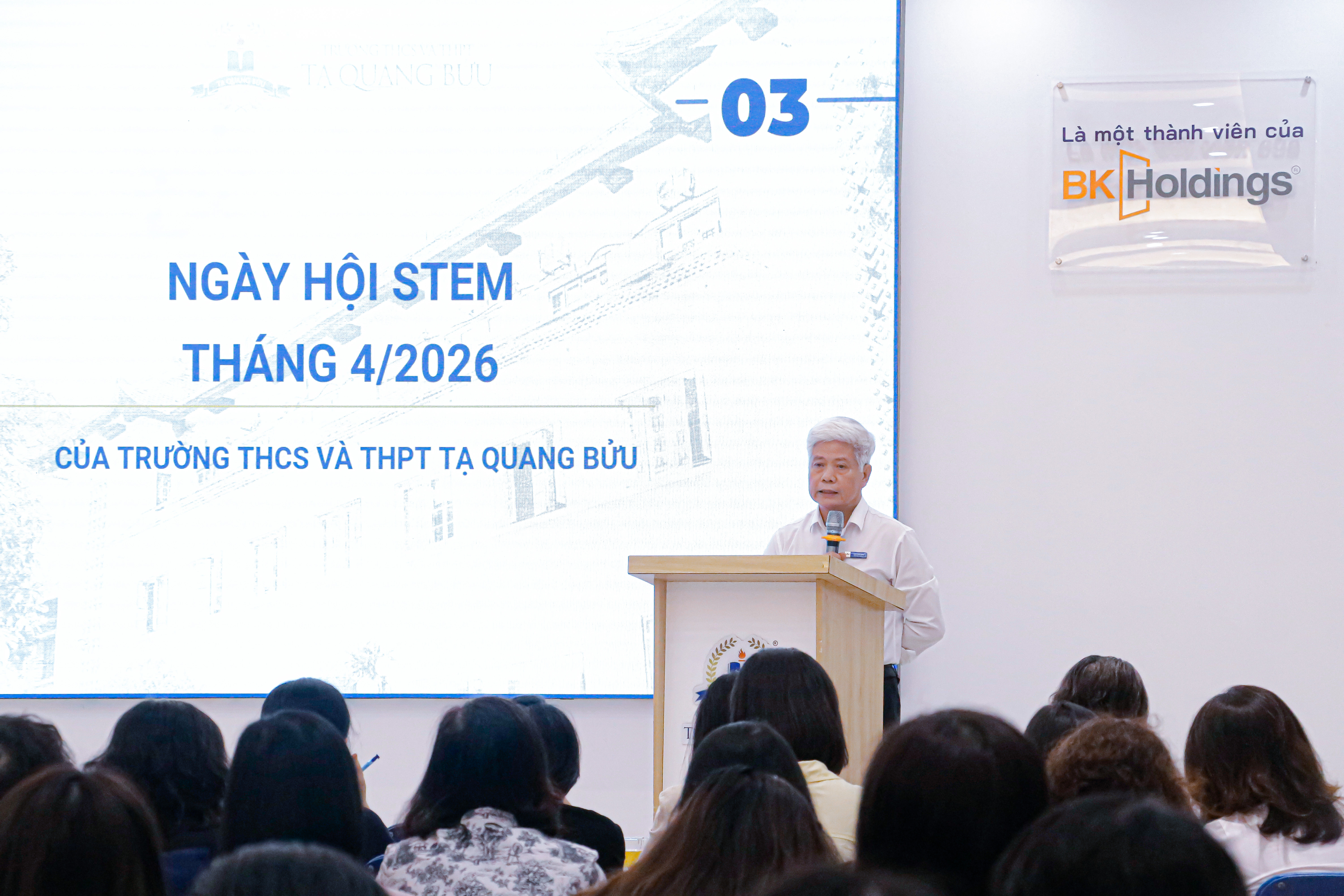 Thầy Trần Ngọc Năm - Phó hiệu trưởng chia sẻ về công tác chuyên môn và hoạt động sắp tới của Nhà trường.