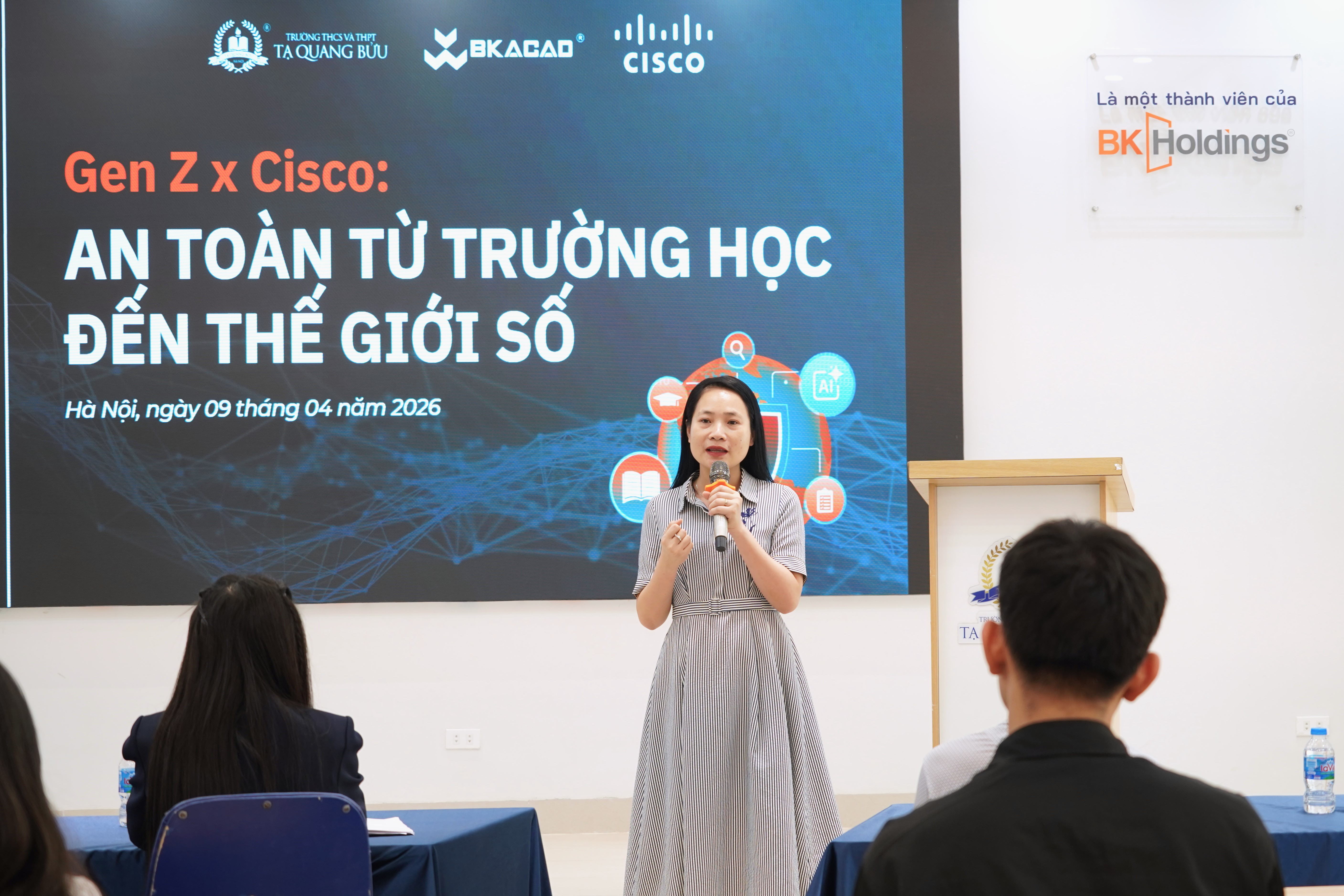 Bà Trần Thị Thanh Nga – Giám đốc Chương trình Học viện mạng Cisco tại Việt Nam phát biểu khai mạc chương trình.