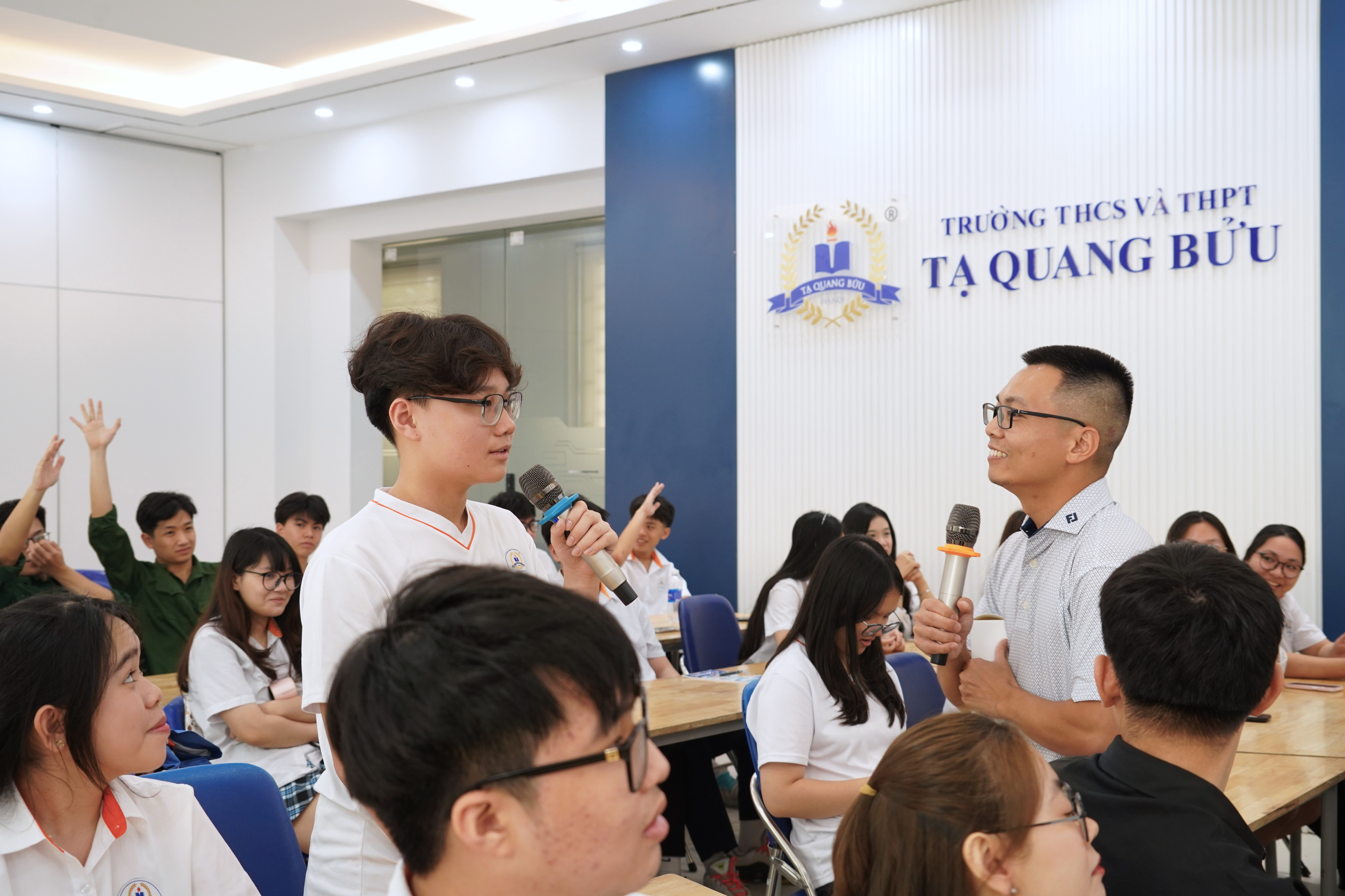 Học sinh đặt nhiều câu hỏi liên quan đến cơ hội nghề nghiệp trong lĩnh vực an ninh mạng.