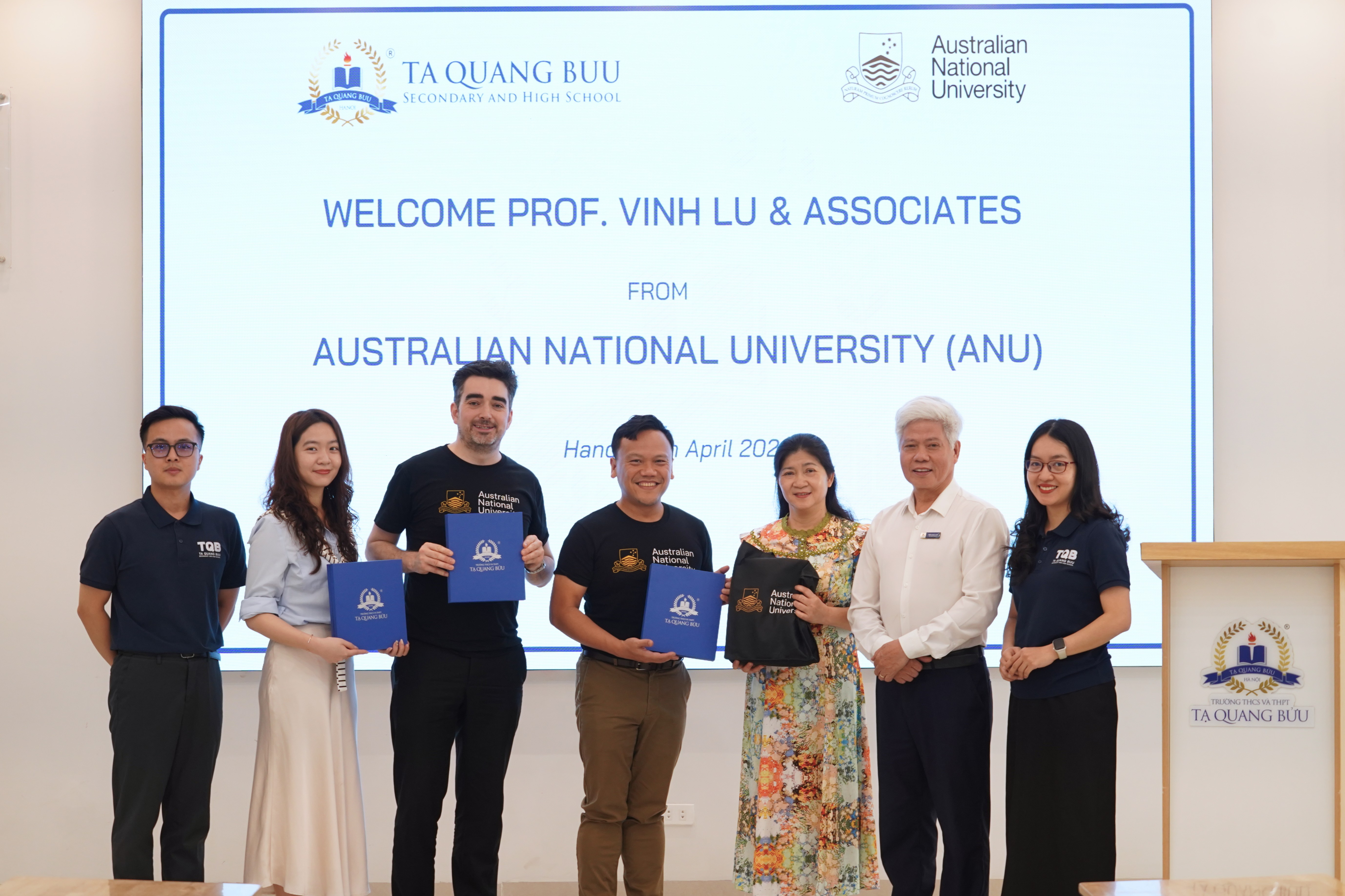 Cô Phạm Thị Xuân Hương – Hiệu trưởng (đứng thứ ba từ bên phải) và thầy Trần Ngọc Năm – Phó Hiệu trưởng (đứng thứ hai từ bên phải) trao quà lưu niệm tới đại diện ANU.