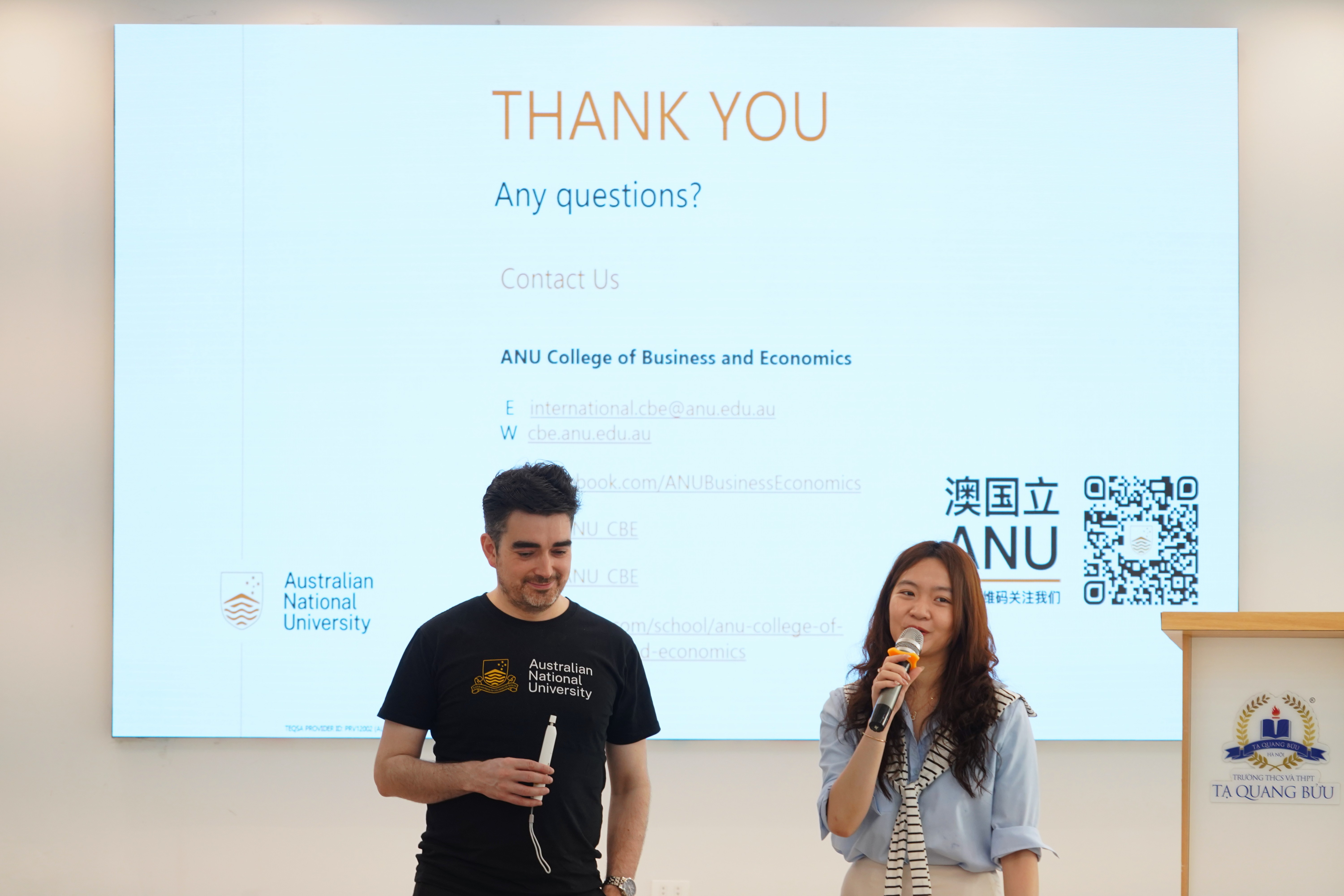 Ông Jonty và bà Sue Vũ mang đến các thông tin chung về trường và cơ hội học bổng.