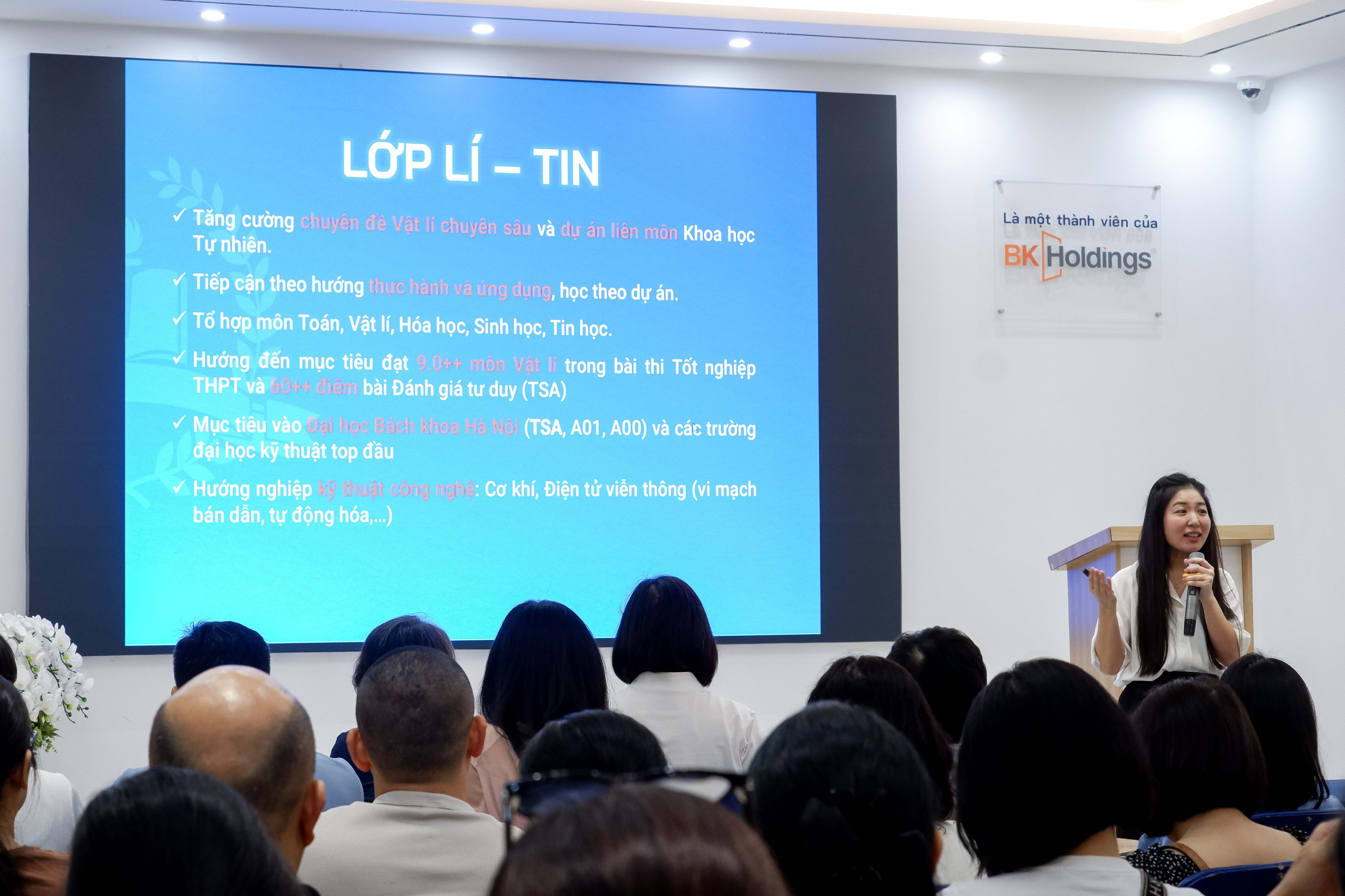 Cô Đào Thị Tươi - Phó hiệu trưởng, mang đến những thông tin chung về Nhà trường và hệ Toán - Tin.