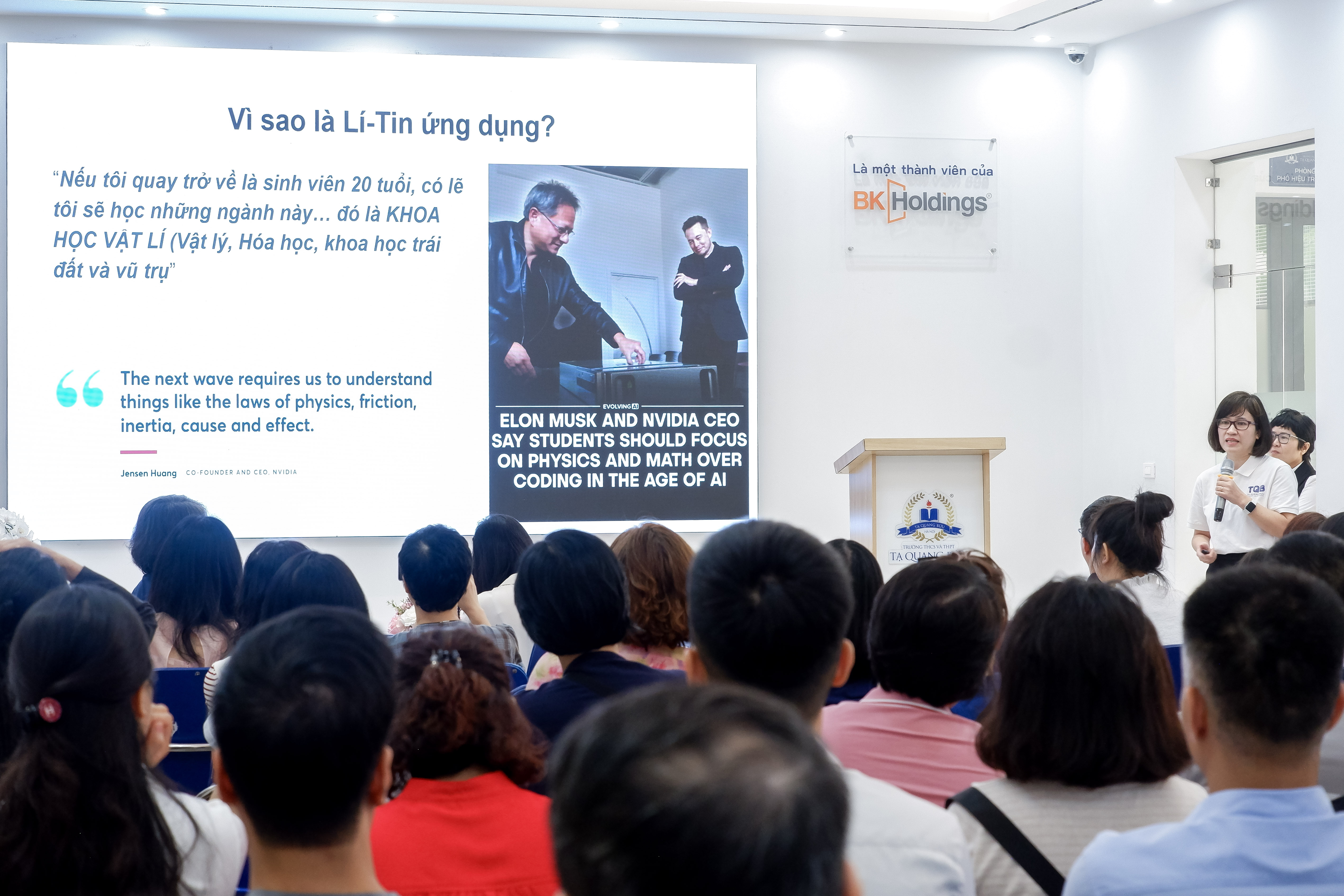 PGS.TS. Nguyễn Thị Hồng Vân - Viện Hàn lâm Khoa học và Công nghệ nhấn mạnh tầm quan trọng của Khoa học Vật lí.