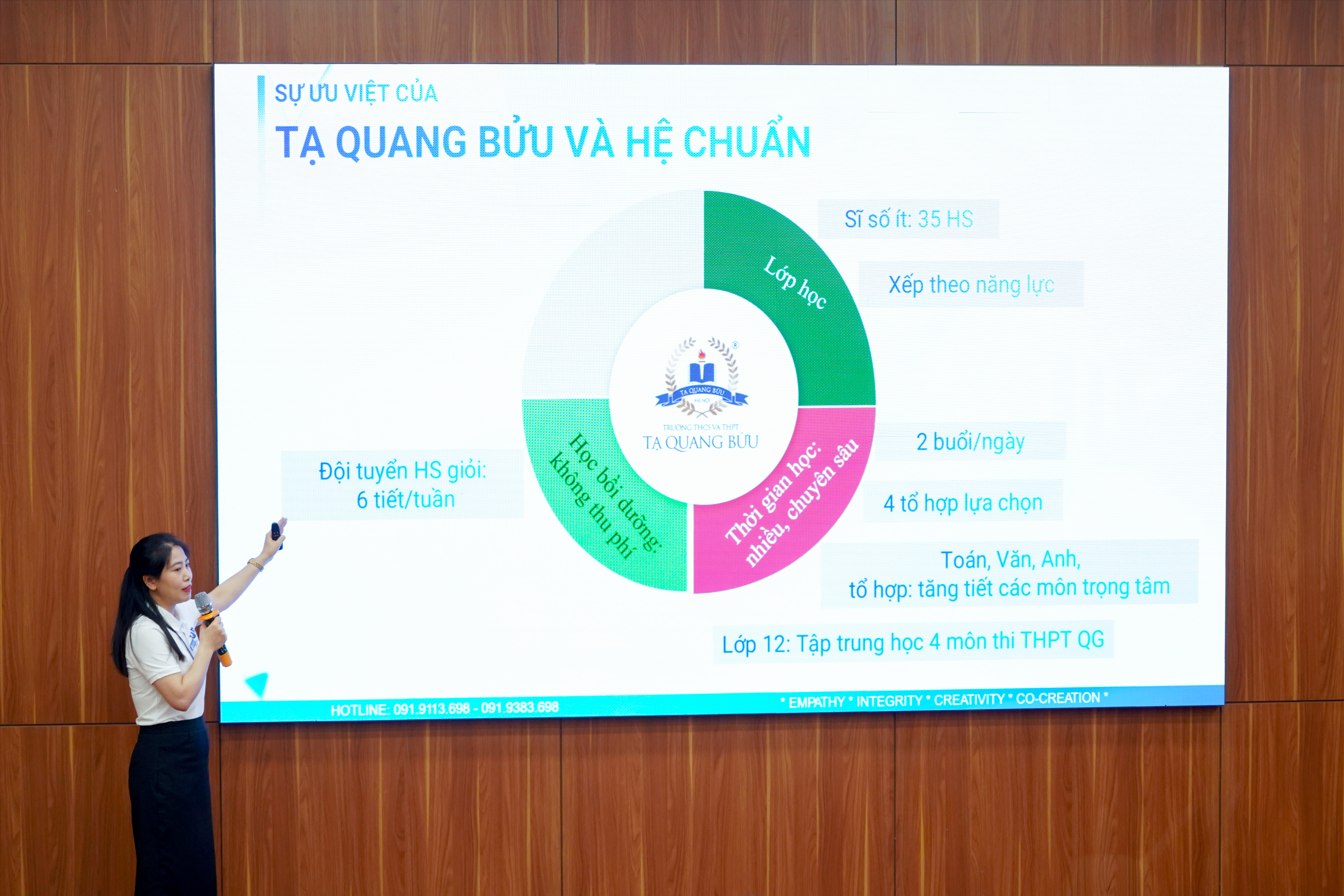 Cô Lê Thị Thu Hiền đã chia sẻ về những ưu điểm của Hệ Chuẩn cũng như thành tích thi học sinh giỏi của học sinh.