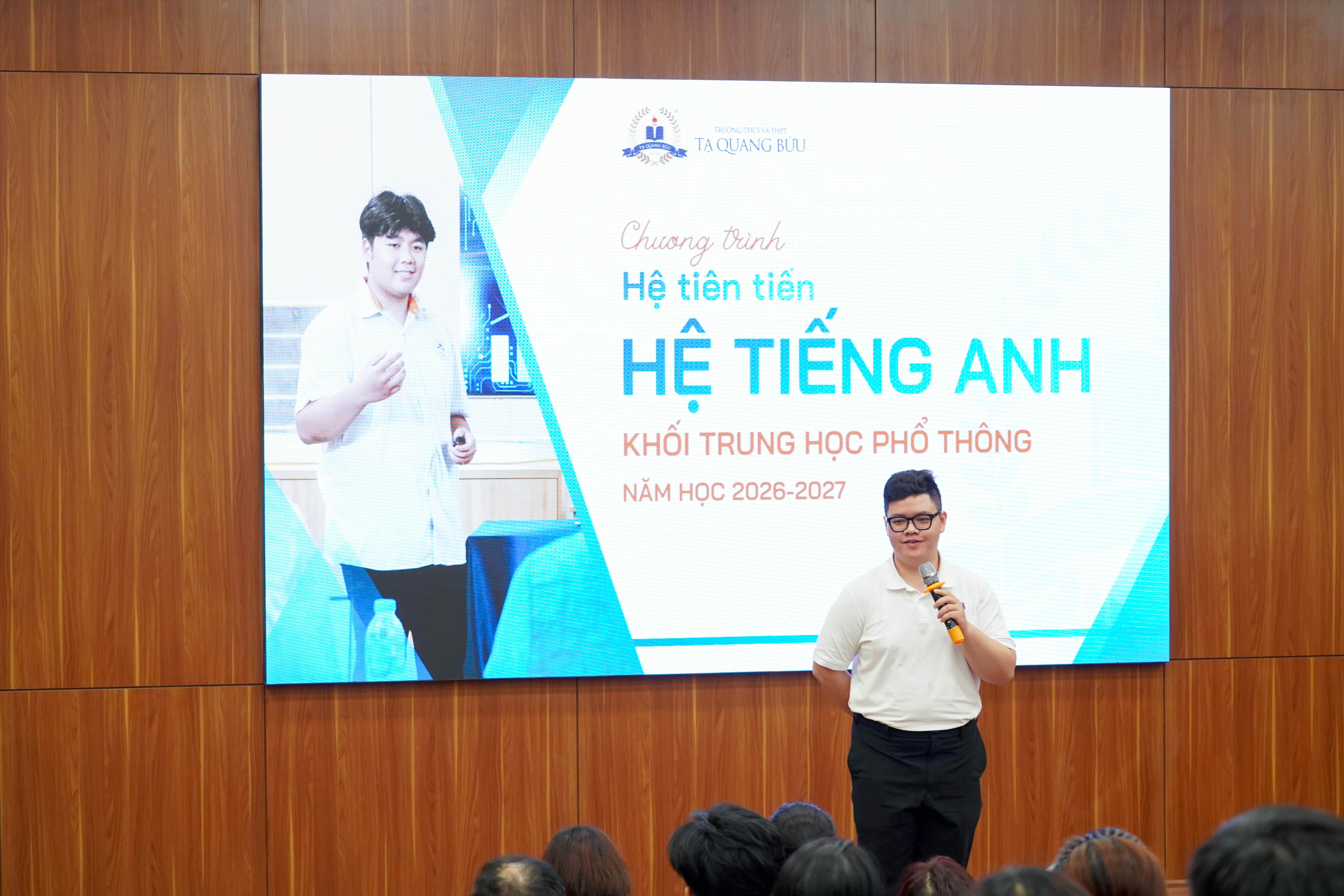 Thầy Nguyễn Hoàng Anh mang đến bầu không khí sôi nổi khi chia sẻ về chương trình học của hệ Tiếng Anh.