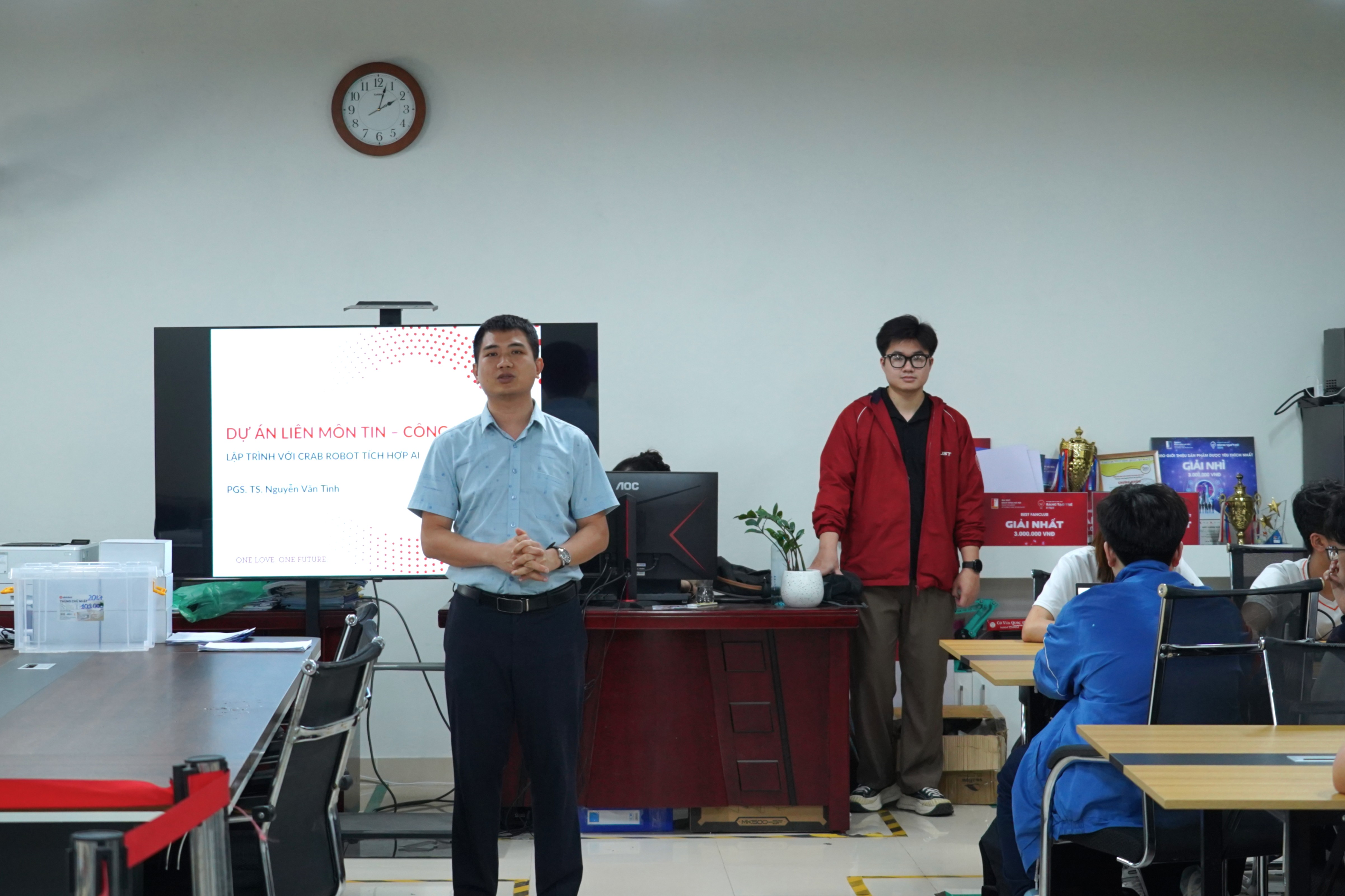 PGS. TS. Nguyễn Văn Tình trực tiếp hướng dẫn chuyên môn cho học sinh trong suốt quá trình của dự án.