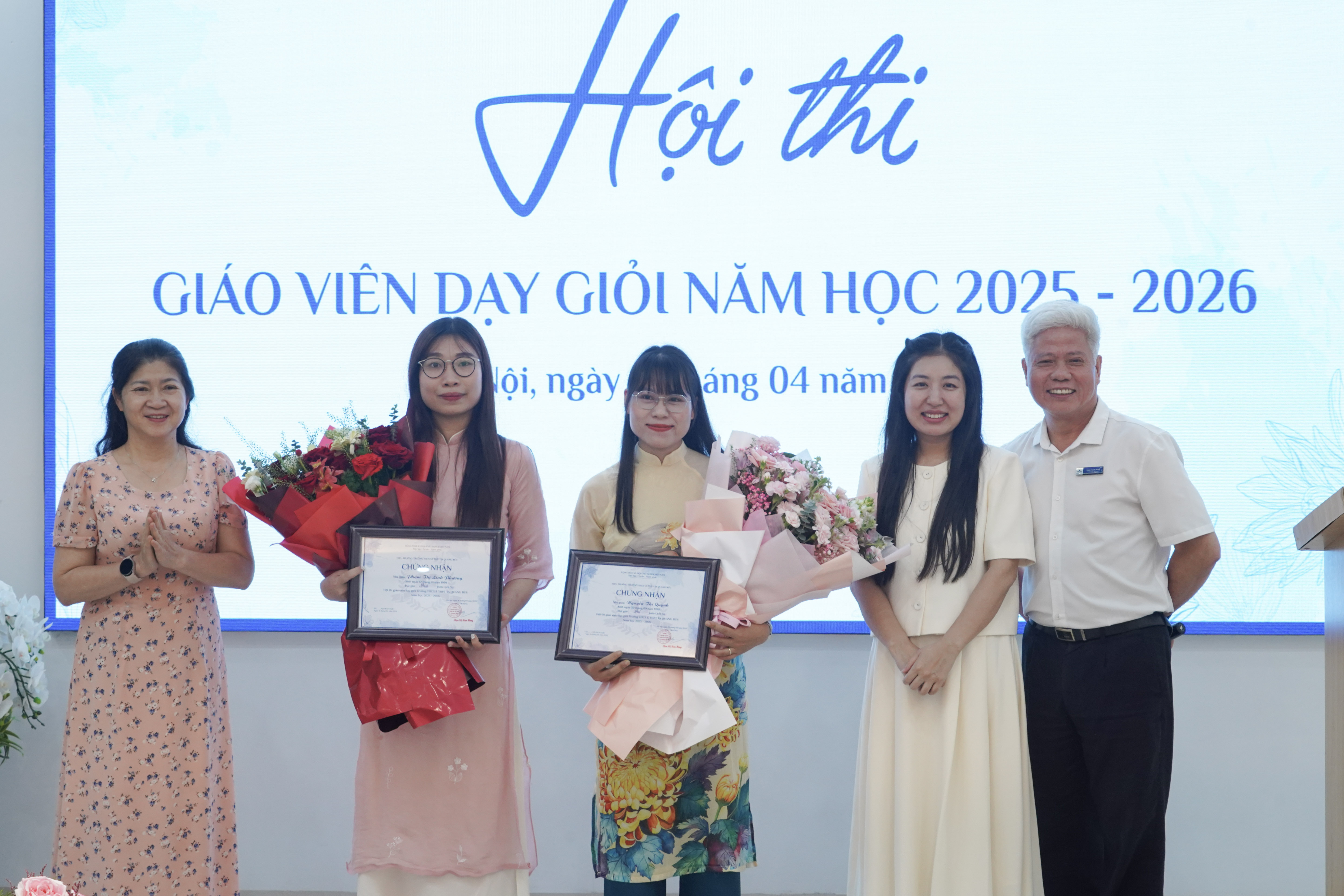 Cô Phạm Thị Linh Phương và cô Nguyễn Thị Quỳnh nhận hoa và chứng nhận từ Ban Giám hiệu Nhà trường.