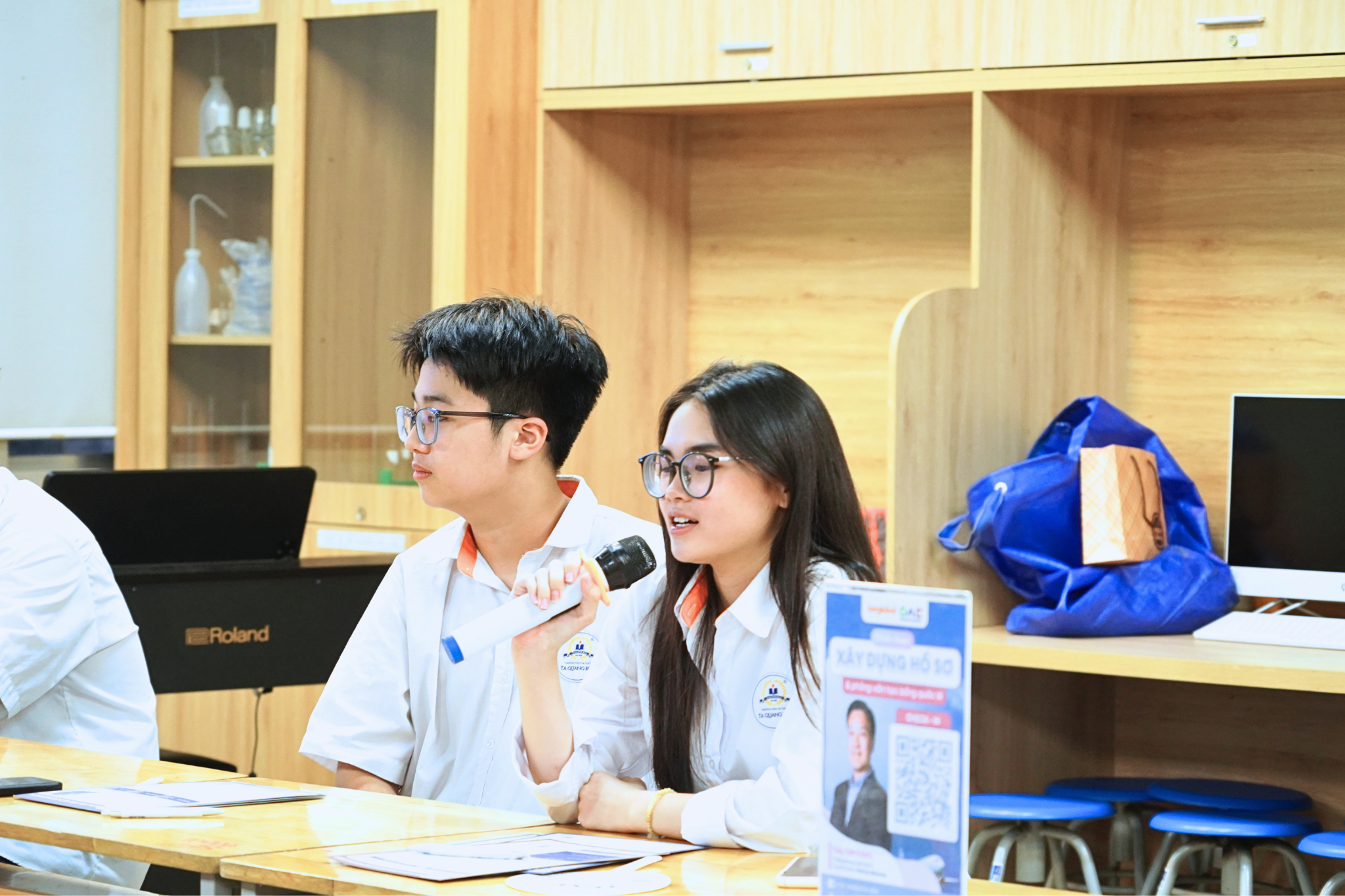 Học sinh được hướng dẫn cụ thể cách phát triển hồ sơ cá nhân, rèn luyện kỹ năng phỏng vấn và trực tiếp tham gia phỏng vấn thử.