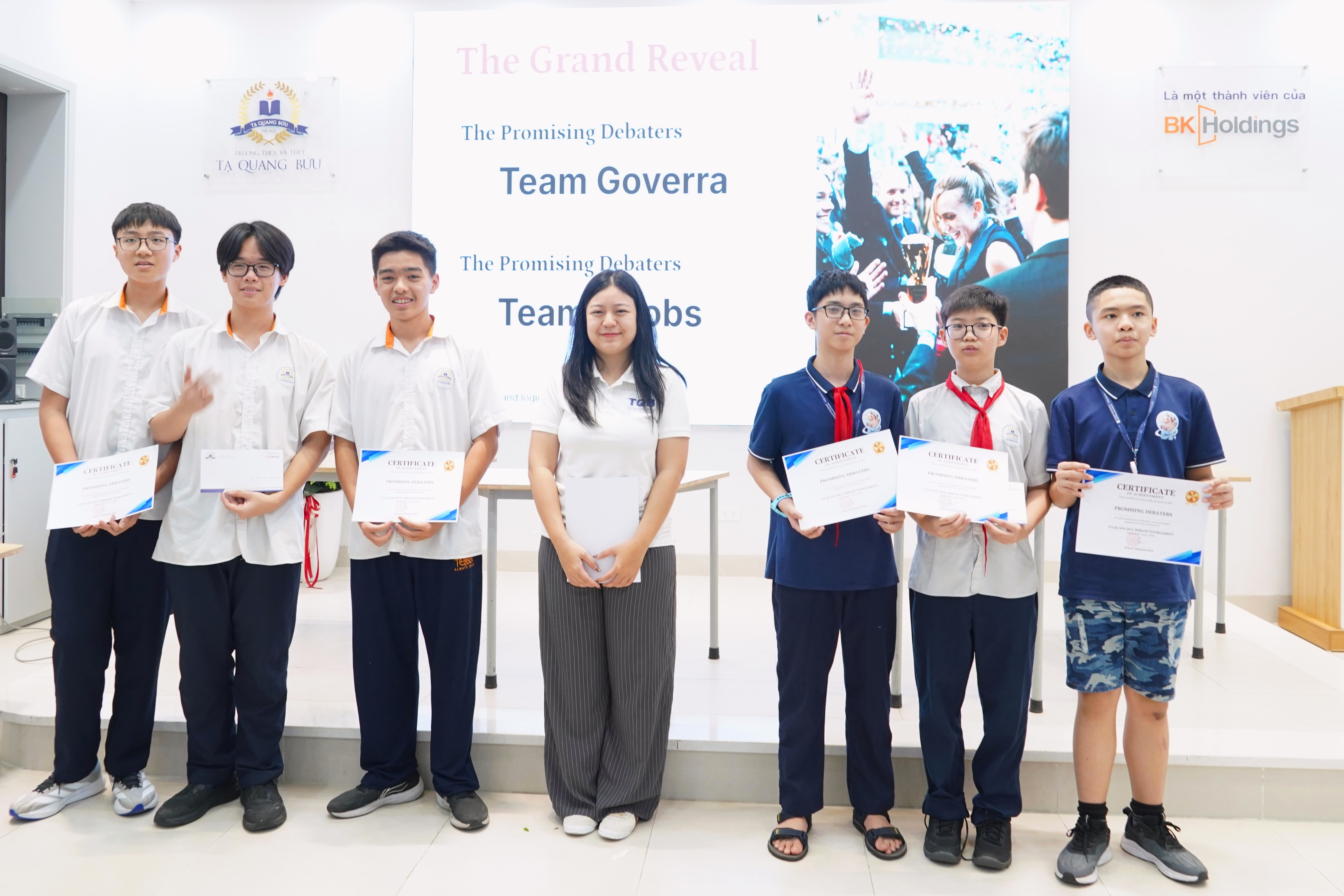 Hai đội thi Noobs (03 thành viên phía bên phải) và Goverra (03 thành viên phía bên trái) nhận giải Đội thi triển vọng.