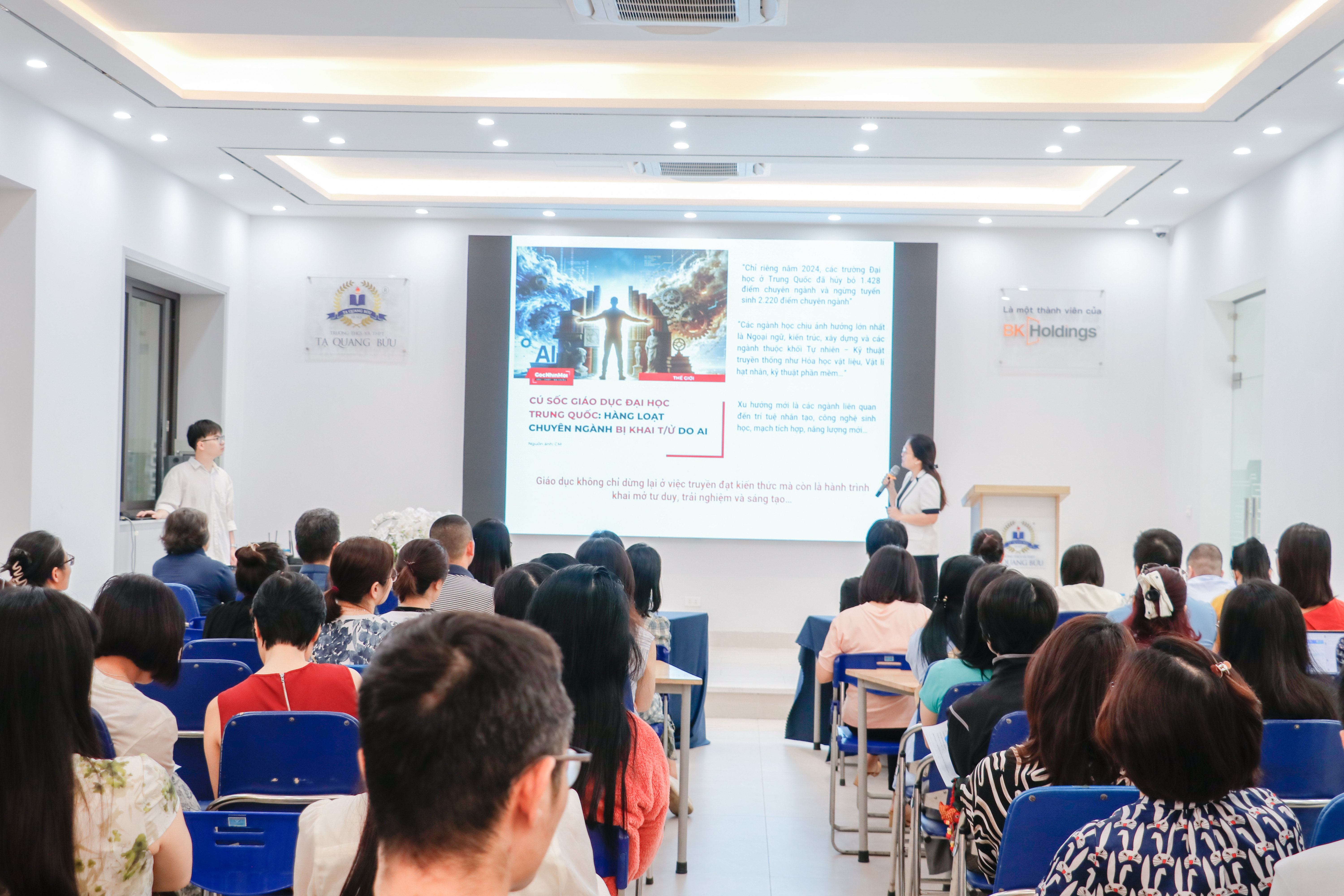 Hội thảo hệ Toán - Tin với những chia sẻ về cách xây dựng tư duy và định hướng nghề nghiệp từ sớm cho con.