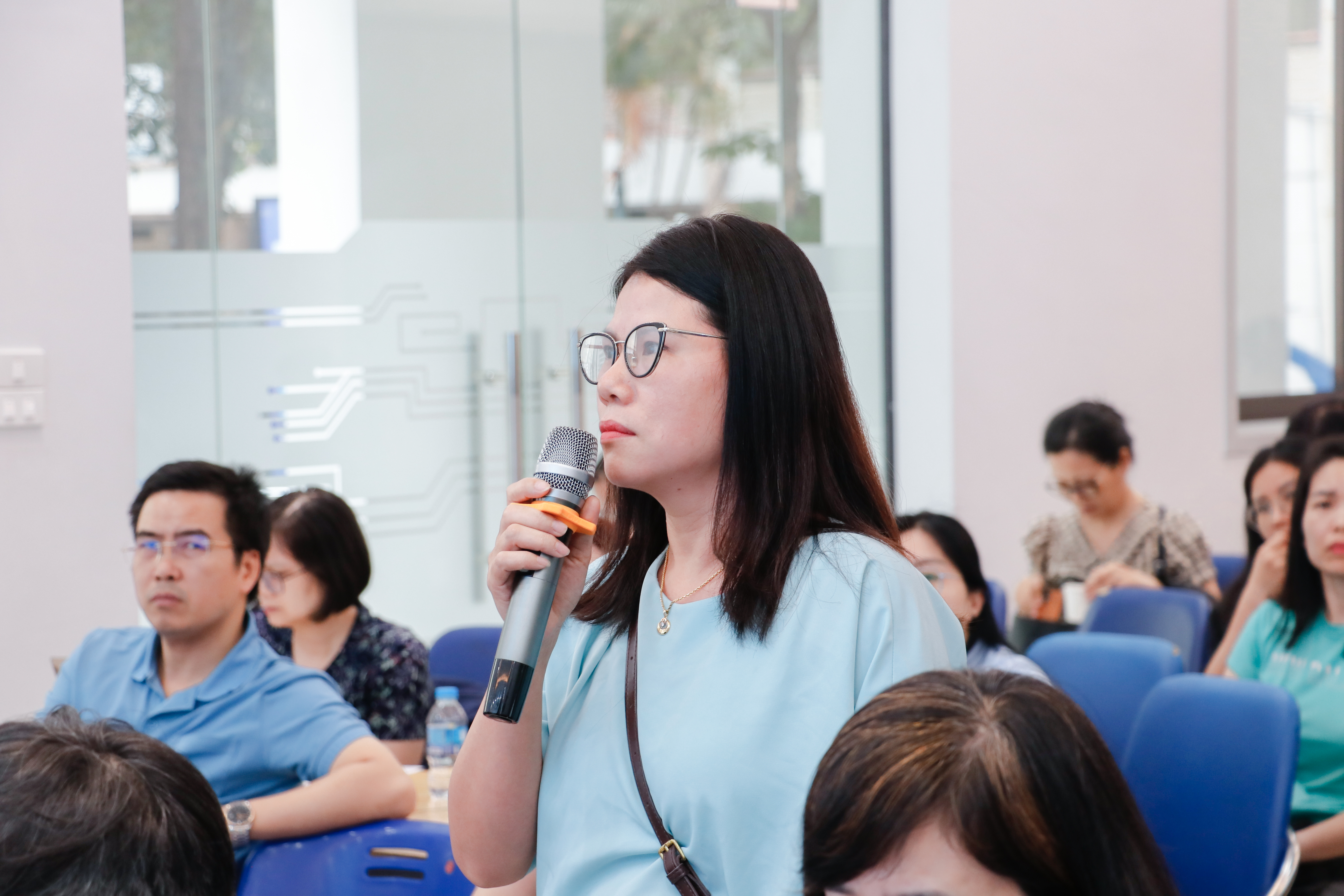 Phụ huynh học sinh đặt câu hỏi với các diễn giả để hiểu hơn về chương trình học