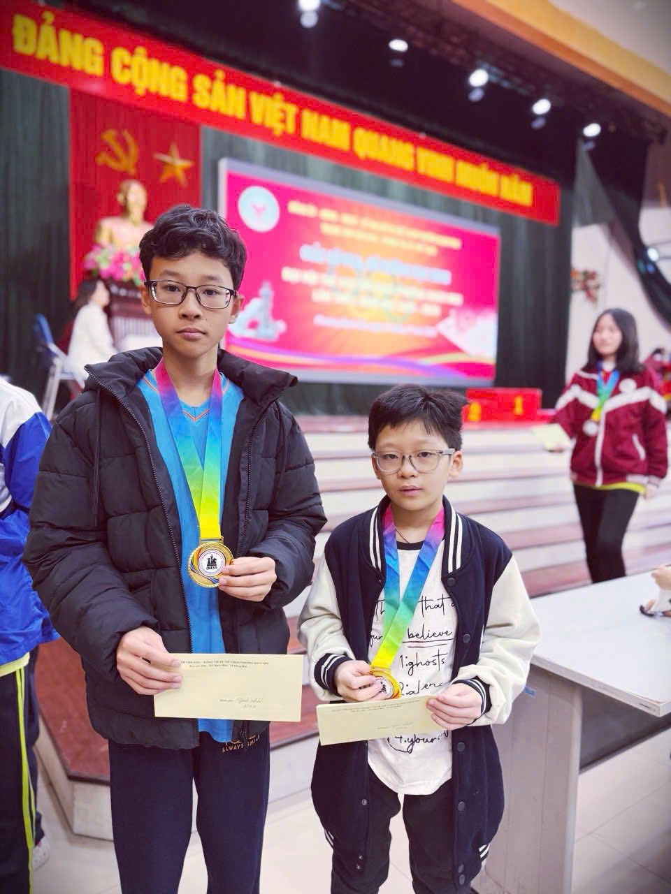 Học sinh Triệu Gia Huy (bên trái) và Nguyễn Hữu Hải Đăng (bên phải) với thành tích Huy chương Vàng.