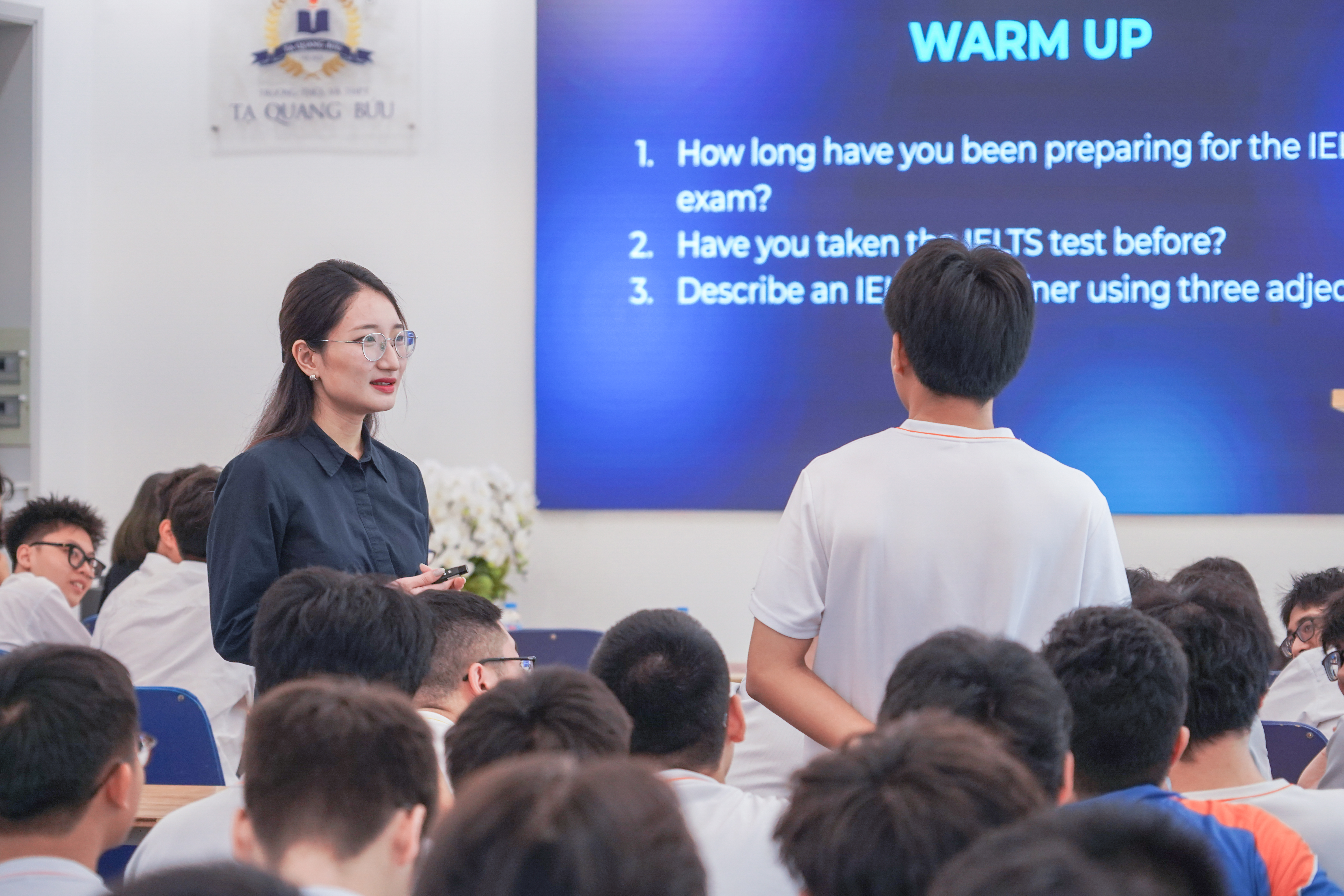 Bà Linh Tạ - Trưởng phòng Học thuật ELSA Corp tại buổi chia sẻ.