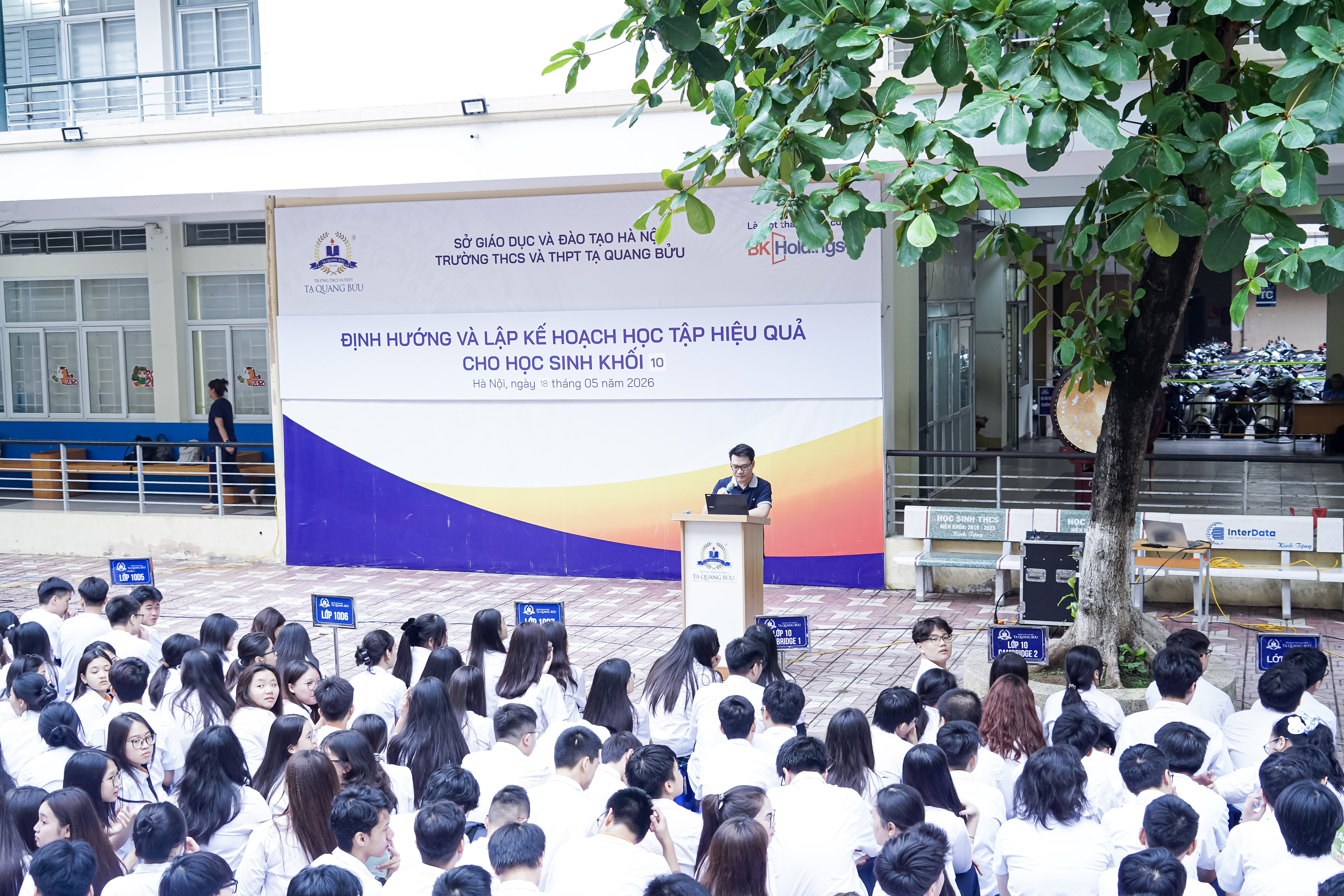 Buổi tư vấn dành cho học sinh khối 10 được tổ chức trong giờ chào cờ ngày 18/05/2026.