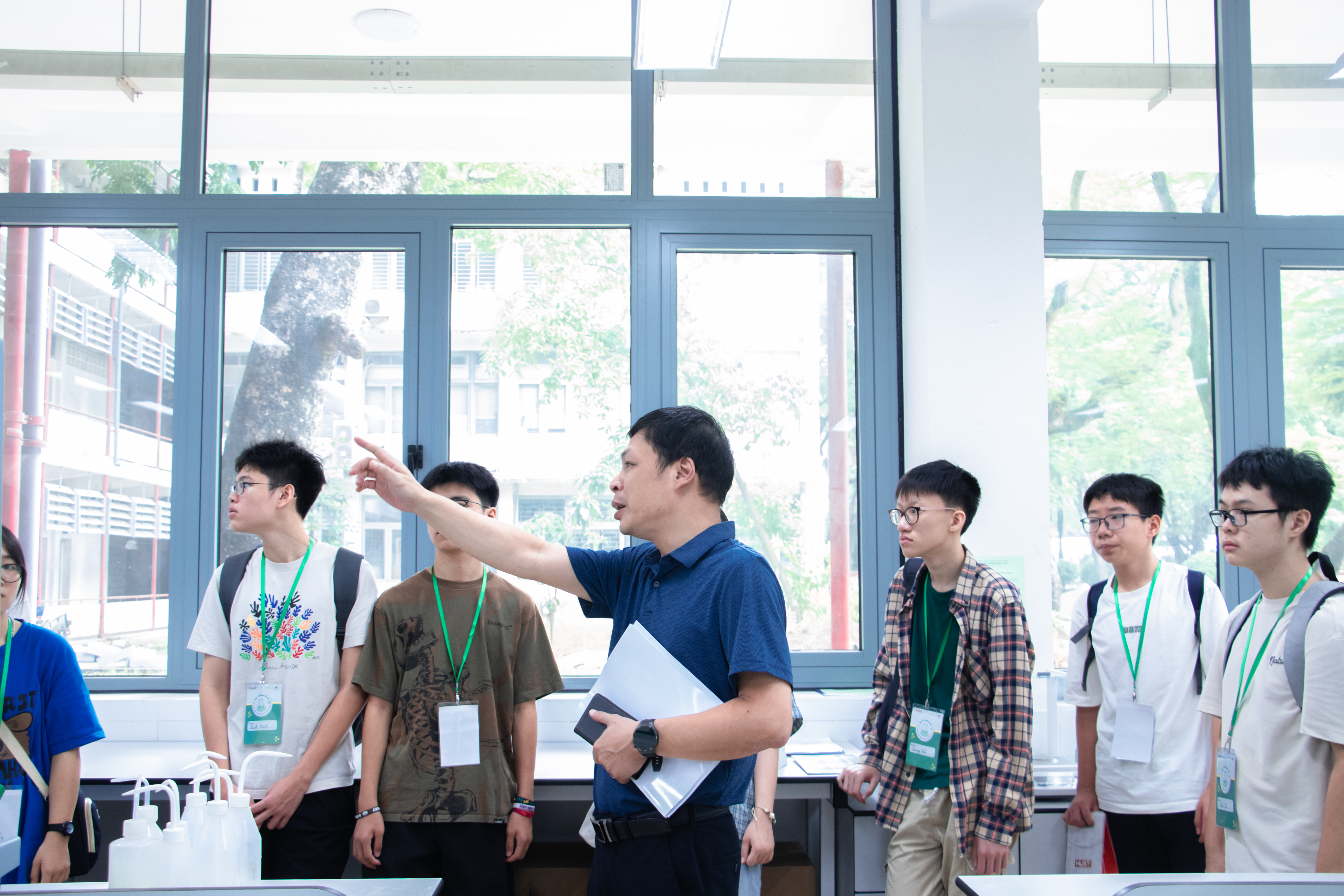 Học sinh tham quan Phòng Thí nghiệm Liên ngành dưới sự hướng dẫn của TS. Nguyễn Anh Vũ – Giám đốc Trung tâm Kỹ thuật.
