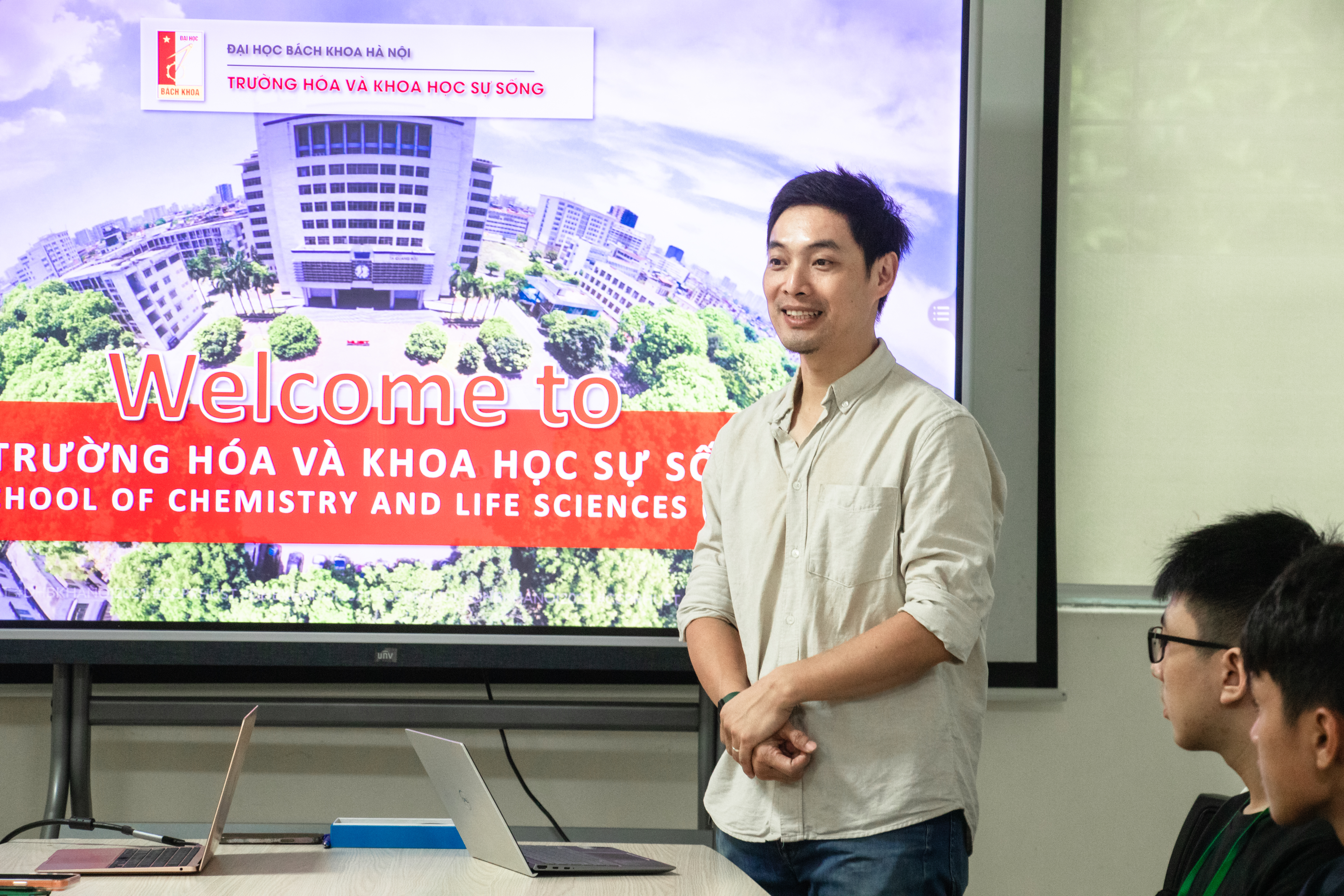TS. Đào Huy Toàn - Phó Trưởng Văn phòng Trường Hóa và Khoa học Sự sống, Đại học Bách khoa Hà Nội đồng thời là thành viên Ban tổ chức Trại hè BK STEMathon.